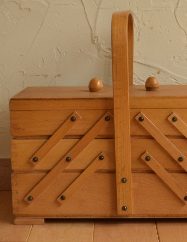 ソーイングボックス　アンティーク家具　イギリスのアンティークの収納ボックス、木製で温かみのあるソーイングボックス。きちんと修復してお届けしますので、閉じているときもキレイに収まっています。(x-725-f)