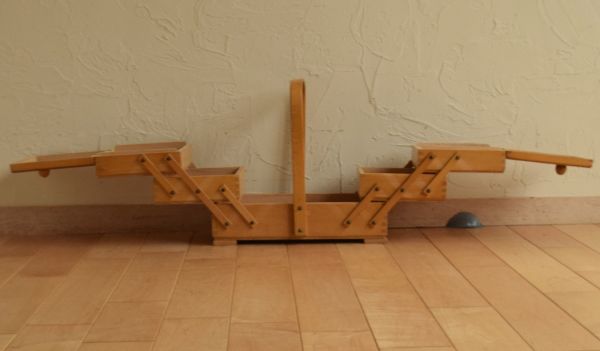 ソーイングボックス　アンティーク家具　イギリスのアンティークの収納ボックス、木製で温かみのあるソーイングボックス。見てください！こんな風に広がるんです。(x-725-f)