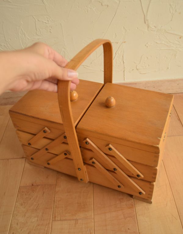 ソーイングボックス　アンティーク家具　イギリスのアンティークの収納ボックス、木製で温かみのあるソーイングボックス。しっかりした持ち手で持ち運びも安心です。(x-725-f)