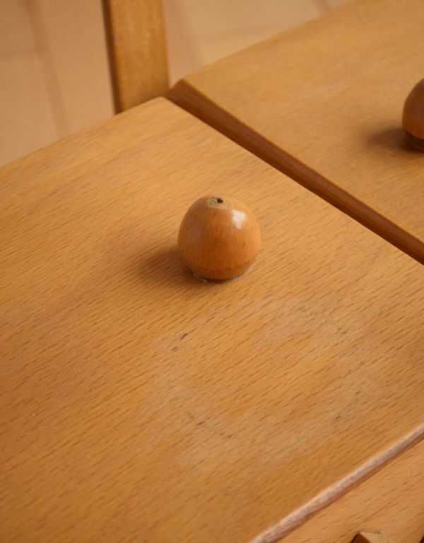 ソーイングボックス　アンティーク家具　イギリスのアンティークの収納ボックス、木製で温かみのあるソーイングボックス。つまみやすい取っ手がちょこんと付いています。(x-725-f)