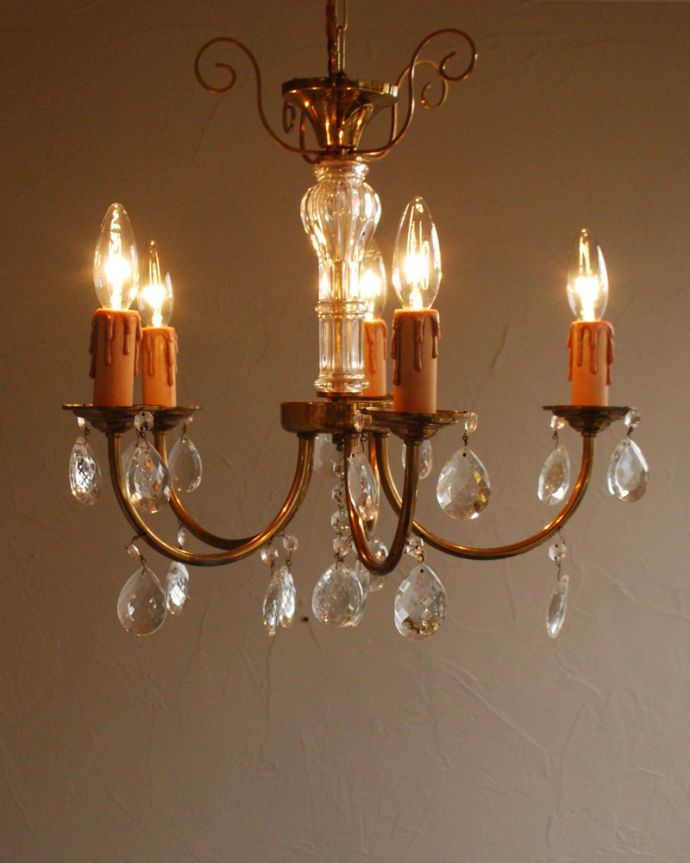 シャンデリア　照明・ライティング　ガラスコラムが付いた人気のタイプ、フランス輸入のアンティークシャンデリア（5灯）（Ｅ17シャンデリア球付）。灯りが灯るとさらにゴージャスな雰囲気になります。(x-725-z)