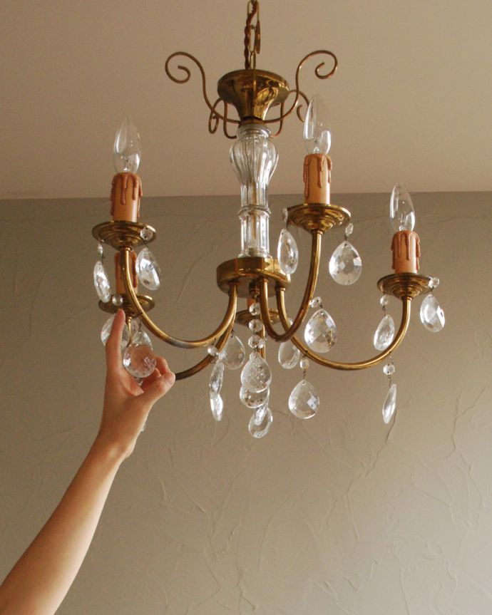 シャンデリア　照明・ライティング　ガラスコラムが付いた人気のタイプ、フランス輸入のアンティークシャンデリア（5灯）（Ｅ17シャンデリア球付）。引っ掛けシーリングのタイプに加工してお届けしますので、リビングやダイニングテーブルの上などお好きな場所に簡単に取り付けてみてください。(x-725-z)