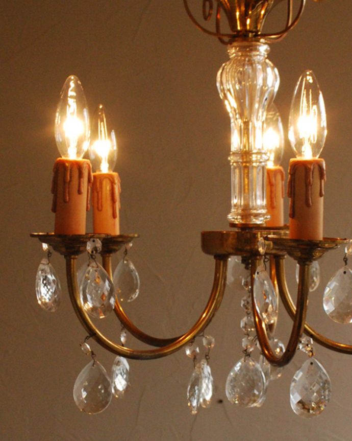 シャンデリア　照明・ライティング　ガラスコラムが付いた人気のタイプ、フランス輸入のアンティークシャンデリア（5灯）（Ｅ17シャンデリア球付）。お部屋の主役になるほどの存在感です。(x-725-z)