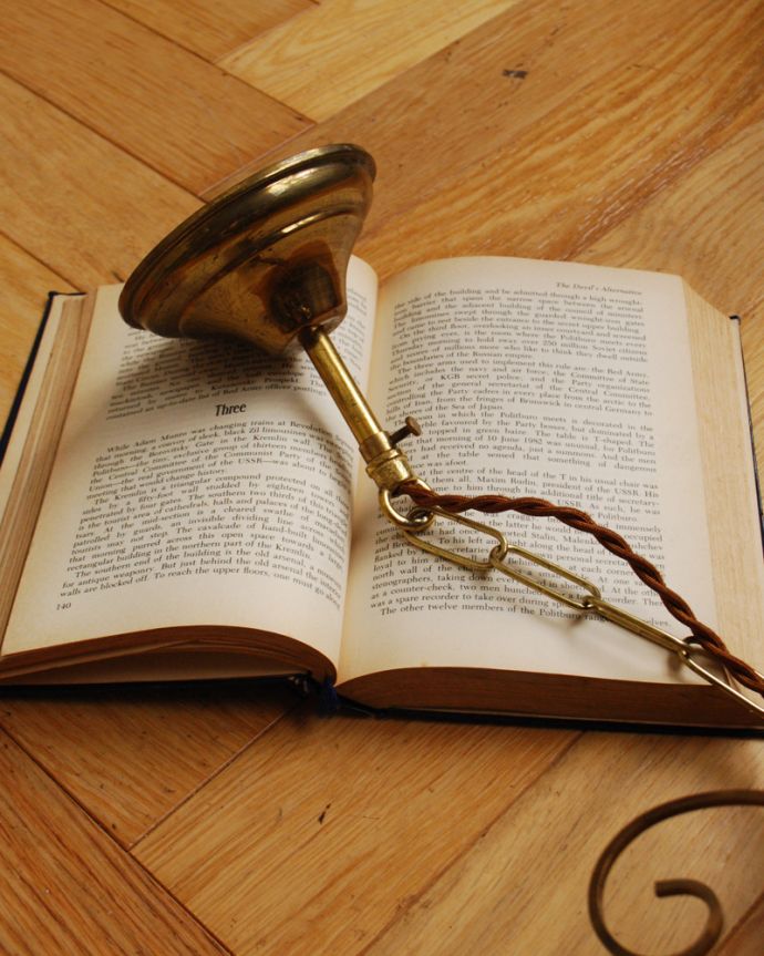 シャンデリア　照明・ライティング　ガラスコラムが付いた人気のタイプ、フランス輸入のアンティークシャンデリア（5灯）（Ｅ17シャンデリア球付）。真鍮のカバー付きです。(x-725-z)