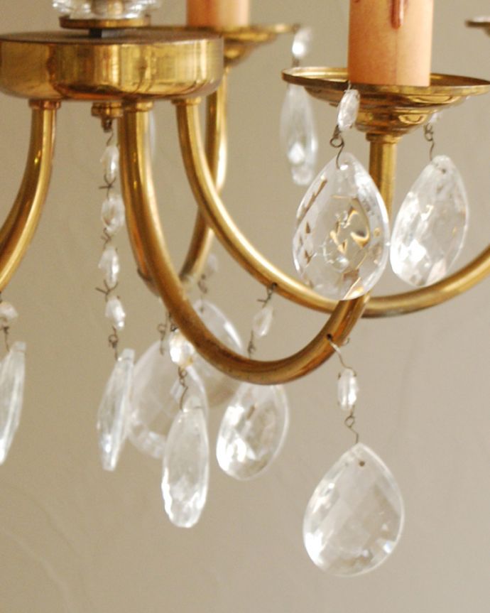 シャンデリア　照明・ライティング　ガラスコラムが付いた人気のタイプ、フランス輸入のアンティークシャンデリア（5灯）（Ｅ17シャンデリア球付）。ガラスのビーズがキラキラキレイに輝きます。(x-725-z)