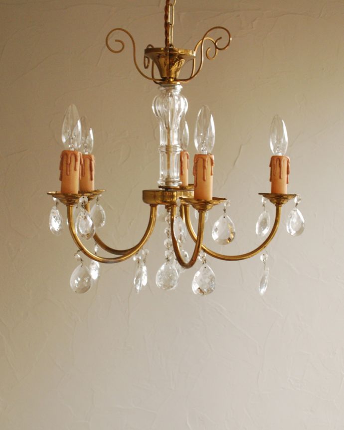 シャンデリア　照明・ライティング　ガラスコラムが付いた人気のタイプ、フランス輸入のアンティークシャンデリア（5灯）（Ｅ17シャンデリア球付）。昼間は灯りをつけなくても、太陽の光でキラキラと輝きます。(x-725-z)