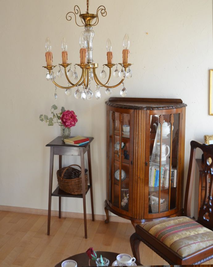 シャンデリア　照明・ライティング　ガラスコラムが付いた人気のタイプ、フランス輸入のアンティークシャンデリア（5灯）（Ｅ17シャンデリア球付）。どこから見ても美しいデザインはリビングダイニングの主役です。(x-725-z)