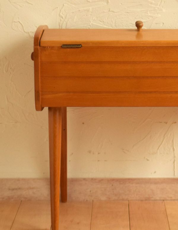 ソーイングボックス　アンティーク家具　脚が長くて大人っぽい、イギリスアンティーク、ソーイングボックス（裁縫箱）。どこから見ても美しいデザインなので、お家の色々なところで楽しんで頂けます。(x-726-f)