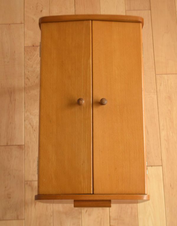 ソーイングボックス　アンティーク家具　脚が長くて大人っぽい、イギリスアンティーク、ソーイングボックス（裁縫箱）。上から見るとこんな感じです。(x-726-f)