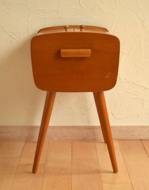 ソーイングボックス　アンティーク家具　脚が長くて大人っぽい、イギリスアンティーク、ソーイングボックス（裁縫箱）。横から見るとこんな感じ。(x-726-f)