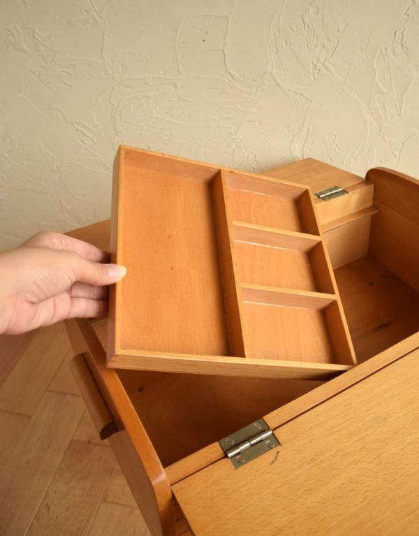 ソーイングボックス　アンティーク家具　脚が長くて大人っぽい、イギリスアンティーク、ソーイングボックス（裁縫箱）。仕切りトレーは取り外しする事が可能です。(x-726-f)