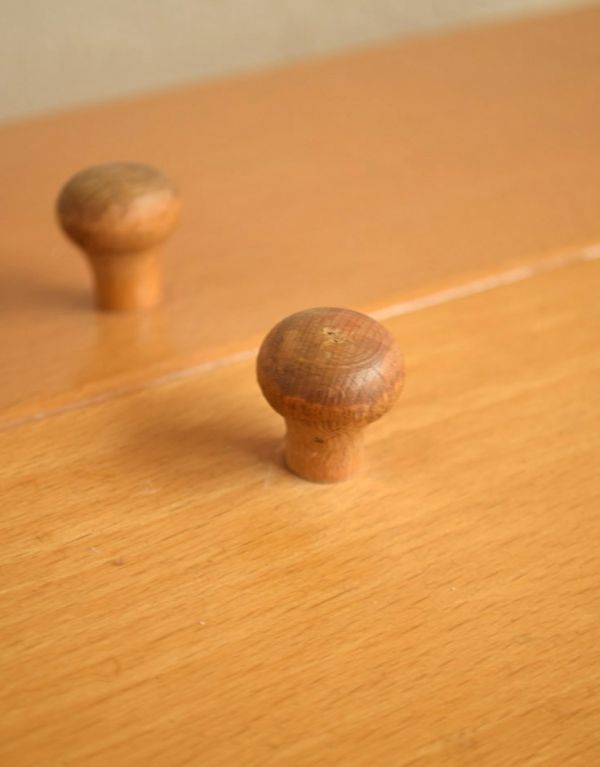 ソーイングボックス　アンティーク家具　脚が長くて大人っぽい、イギリスアンティーク、ソーイングボックス（裁縫箱）。つまみやすい取っ手がちょこんと付いています。(x-726-f)