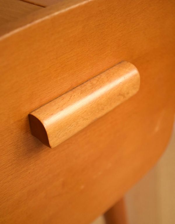 ソーイングボックス　アンティーク家具　脚が長くて大人っぽい、イギリスアンティーク、ソーイングボックス（裁縫箱）。両サイドに持ち手が付いています。(x-726-f)