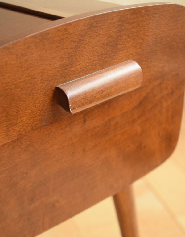 ソーイングボックス　アンティーク家具　イギリスから届いたアンティークの裁縫箱、木製のソーイングボックス。両サイドに持ち手が付いています。(x-727-f)