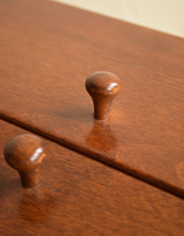 ソーイングボックス　アンティーク家具　イギリスから届いたアンティークの裁縫箱、木製のソーイングボックス。つまみやすい取っ手がちょこんと付いています。(x-727-f)