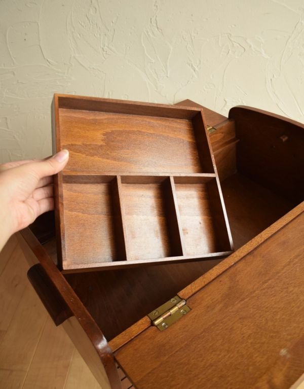 ソーイングボックス　アンティーク家具　イギリスから届いたアンティークの裁縫箱、木製のソーイングボックス。仕切りトレーは取り外しする事が可能です。(x-727-f)