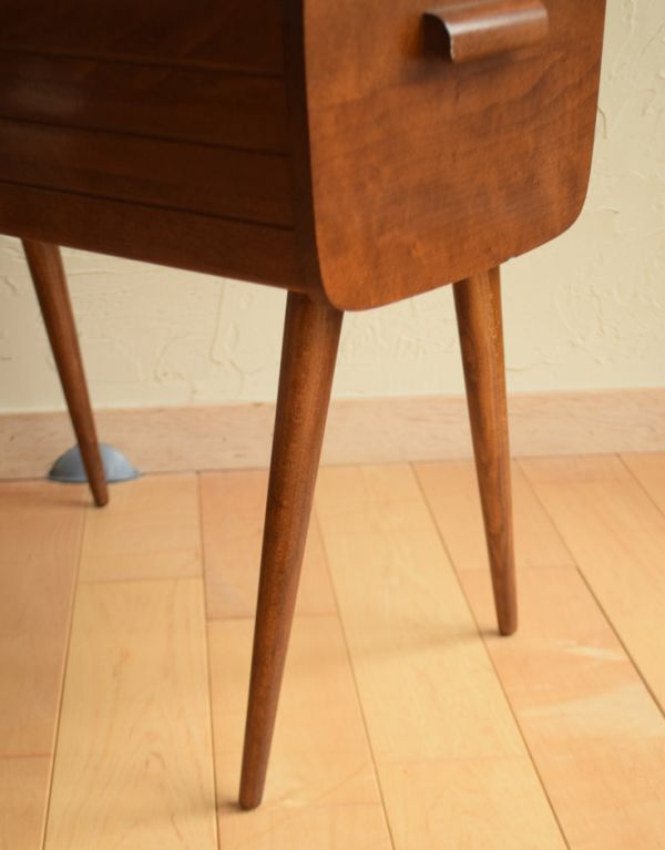 ソーイングボックス　アンティーク家具　イギリスから届いたアンティークの裁縫箱、木製のソーイングボックス。ハの字に開いた脚です。(x-727-f)