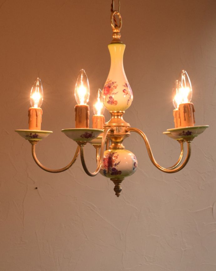 シャンデリア　照明・ライティング　アンティークイギリス照明、お花模様の陶器製のシャンデリア（Ｅ17シャンデリア球付）。エレガントで高級感溢れる雰囲気を演出してくれる真鍮のシャンデリアです。(x-727-z)