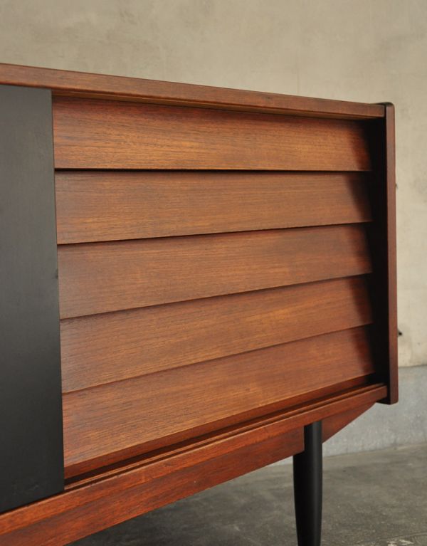 アンティークのキャビネット　アンティーク家具　ブラックの扉がカッコイイ、引き戸付きのヴィンテージサイドボード。シンプルでカッコいい取っ手です。(x-728-f)