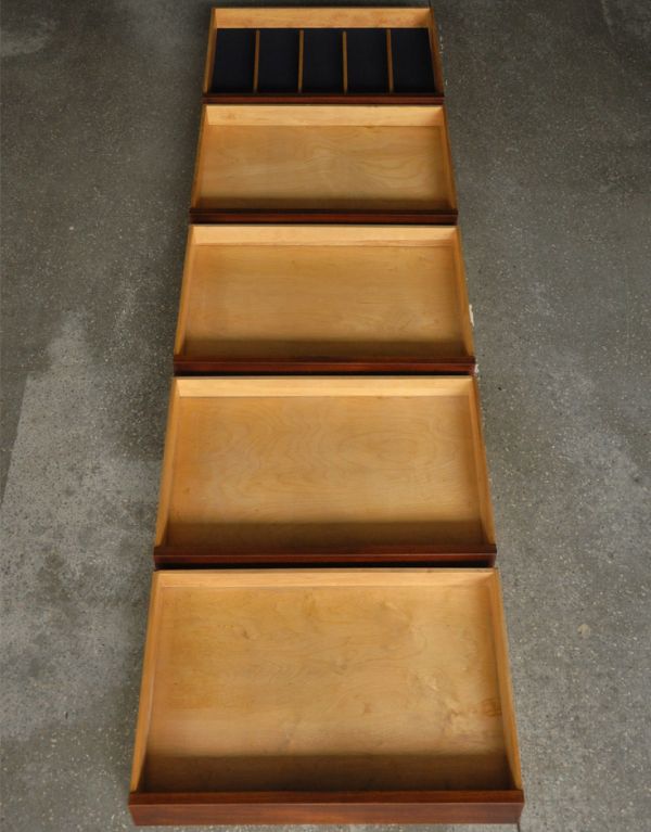 アンティークのキャビネット　アンティーク家具　ブラックの扉がカッコイイ、引き戸付きのヴィンテージサイドボード。引き出しの最上段はフェルトが張ってあるので、アクセサリーなどそのまま入れられます。(x-728-f)