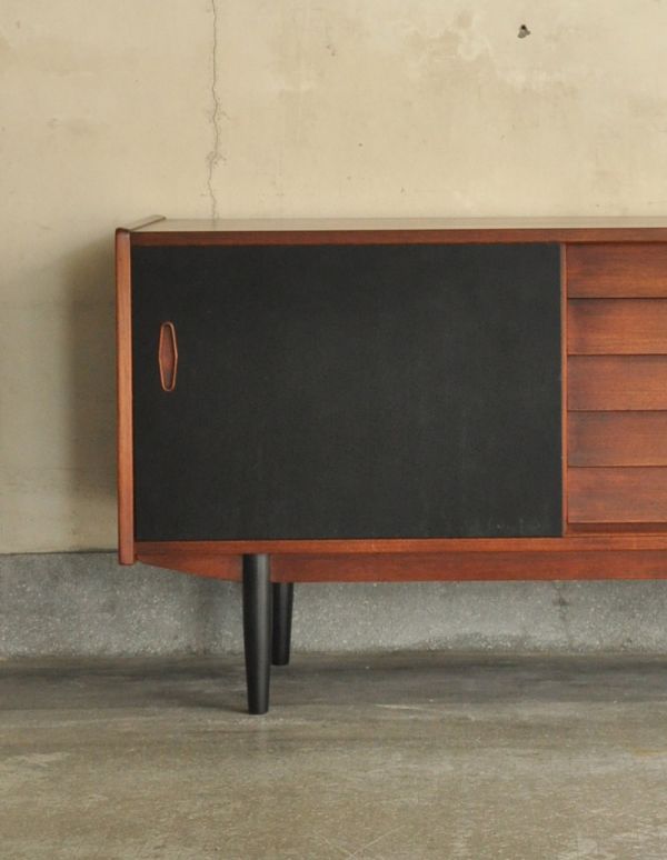 アンティークのキャビネット　アンティーク家具　ブラックの扉がカッコイイ、引き戸付きのヴィンテージサイドボード。北欧家具のお部屋にピッタリ！男女ともに人気のシンプルでスタイリッシュなインテリアです。(x-728-f)