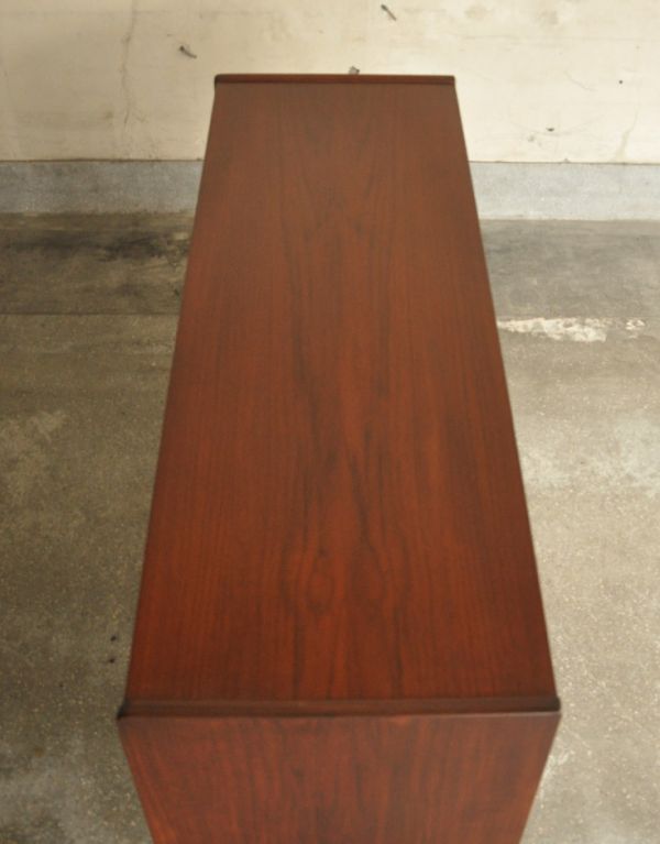 アンティークのキャビネット　アンティーク家具　ブラックの扉がカッコイイ、引き戸付きのヴィンテージサイドボード。天板もキレイに塗装を仕上げました。(x-728-f)