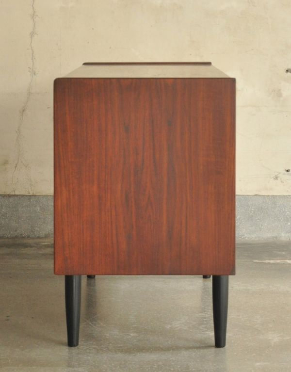 アンティークのキャビネット　アンティーク家具　ブラックの扉がカッコイイ、引き戸付きのヴィンテージサイドボード。サイドから見てもキレイな状態です。(x-728-f)