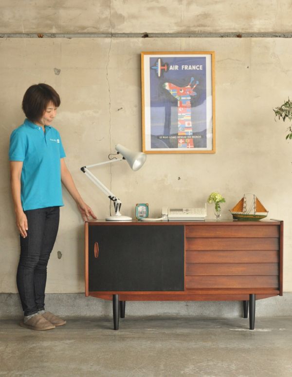 アンティークのキャビネット　アンティーク家具　ブラックの扉がカッコイイ、引き戸付きのヴィンテージサイドボード。スッキリとかっこいいデザインが特徴のサイドボード。(x-728-f)