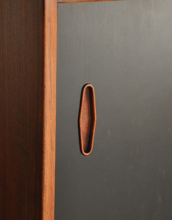 アンティークのキャビネット　アンティーク家具　ブラックの扉がカッコイイ、引き戸付きのヴィンテージサイドボード。引き戸の取っ手。(x-728-f)