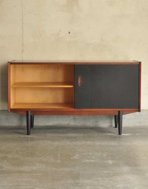 アンティークのキャビネット　アンティーク家具　ブラックの扉がカッコイイ、引き戸付きのヴィンテージサイドボード。扉内には、棚板が付いているのできちんと整理整頓ができます。(x-728-f)