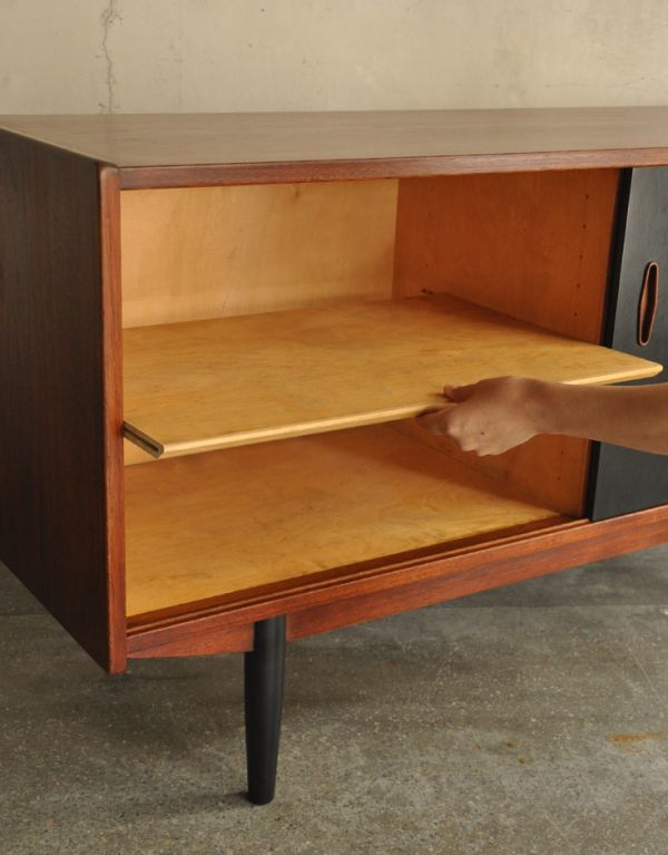 アンティークのキャビネット　アンティーク家具　ブラックの扉がカッコイイ、引き戸付きのヴィンテージサイドボード。棚板は可動します。(x-728-f)