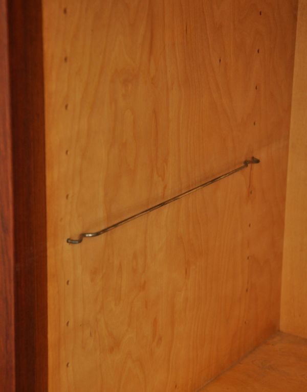 アンティークのキャビネット　アンティーク家具　ブラックの扉がカッコイイ、引き戸付きのヴィンテージサイドボード。棚板はこの金具に乗せて下さい。(x-728-f)