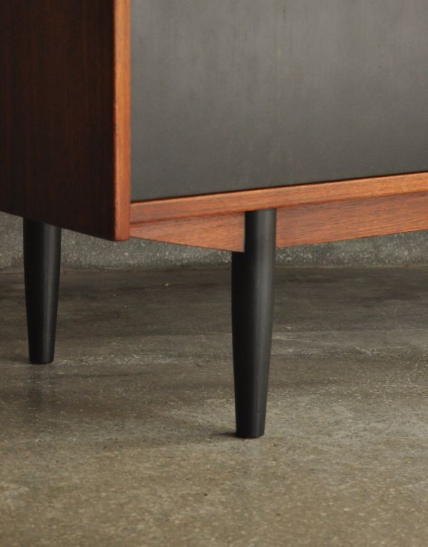 アンティークのキャビネット　アンティーク家具　ブラックの扉がカッコイイ、引き戸付きのヴィンテージサイドボード。安定感のある脚がしっかり支えます。(x-728-f)