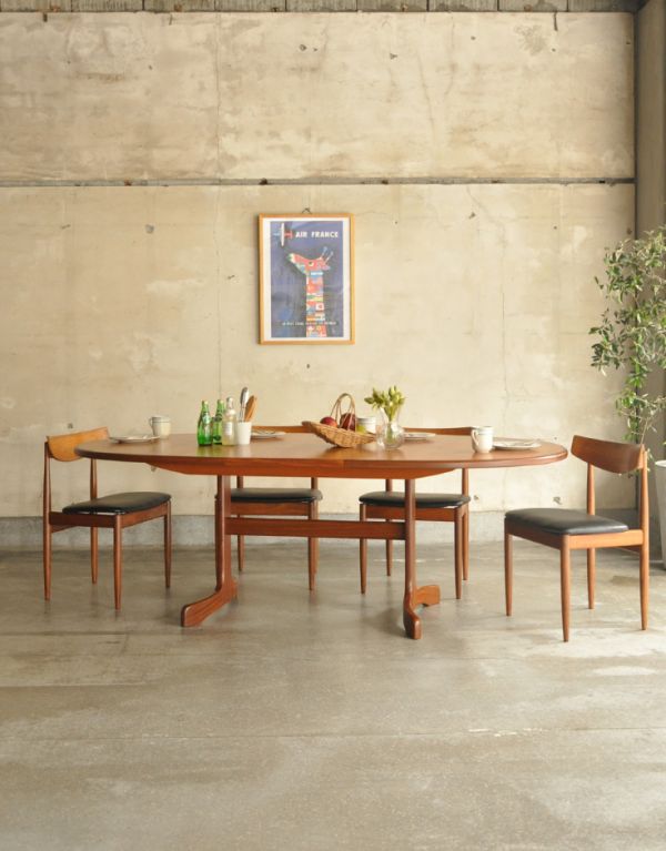 アンティークのテーブル　アンティーク家具　北欧テイストのヴィンテージ家具、伸張式のダイニングテーブル（G-plan）。広げると、６〜８人にも対応できるのでお友達が来た時にもバッチリです。(x-730-f)