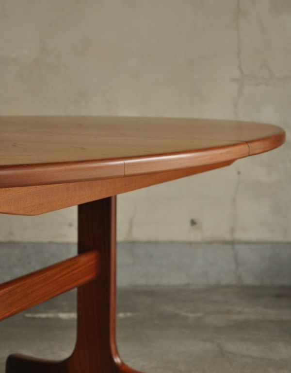 アンティークのテーブル　アンティーク家具　北欧テイストのヴィンテージ家具、伸張式のダイニングテーブル（G-plan）。角が丸いので小さなお子様がいるお家でも安心してお使いいただけます。(x-730-f)