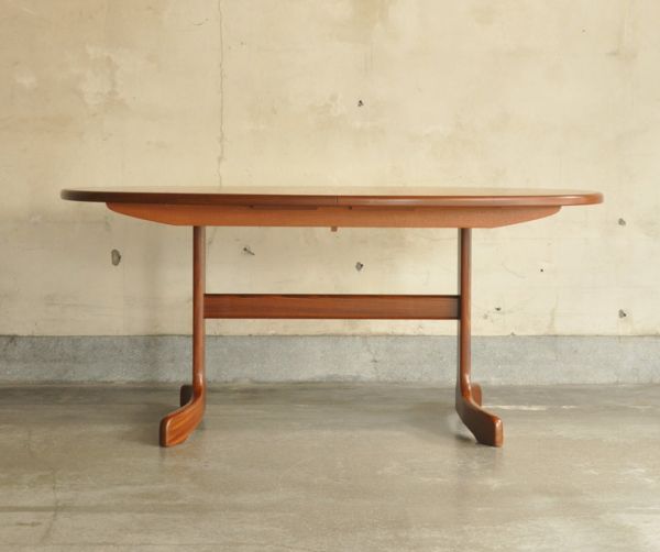 アンティークのテーブル　アンティーク家具　北欧テイストのヴィンテージ家具、伸張式のダイニングテーブル（G-plan）。２〜５人で使える大きさです。(x-730-f)