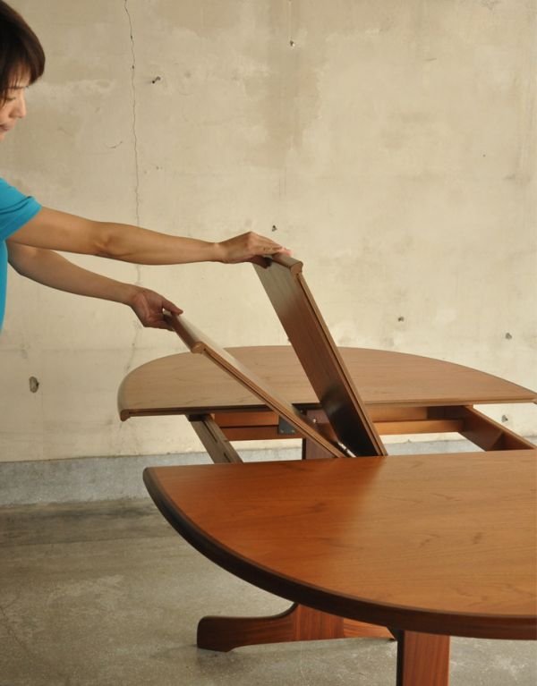 アンティークのテーブル　アンティーク家具　北欧テイストのヴィンテージ家具、伸張式のダイニングテーブル（G-plan）。中にたたまれている天板を引き出すだけです。(x-730-f)