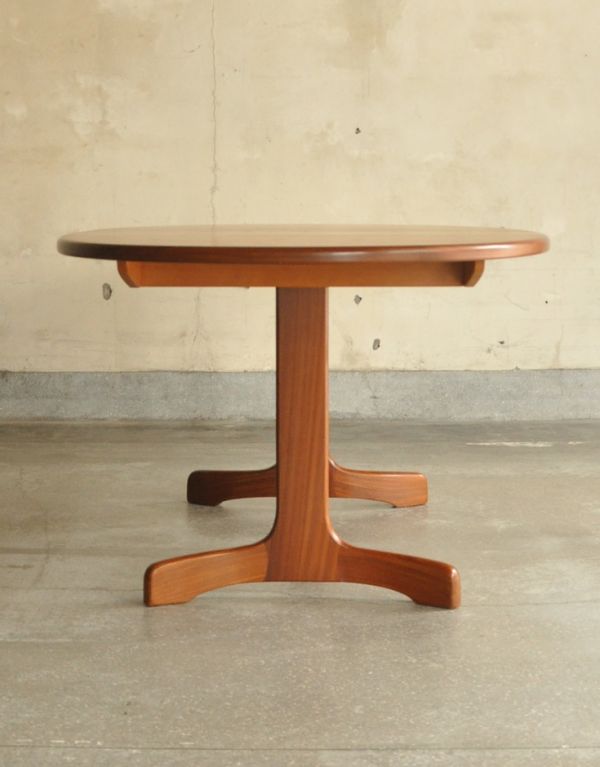 アンティークのテーブル　アンティーク家具　北欧テイストのヴィンテージ家具、伸張式のダイニングテーブル（G-plan）。サイドから見ると、こんなにスッキリしています！Ｔ字脚のデザインが印象的です。(x-730-f)