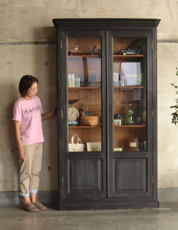 アンティークのキャビネット　アンティーク家具　アンティークのフレンチ収納家具、大きなガラスが入ったキャビネット。落ち着いたスタイルの大人のお部屋作りにピッタリ。(x-731-f)