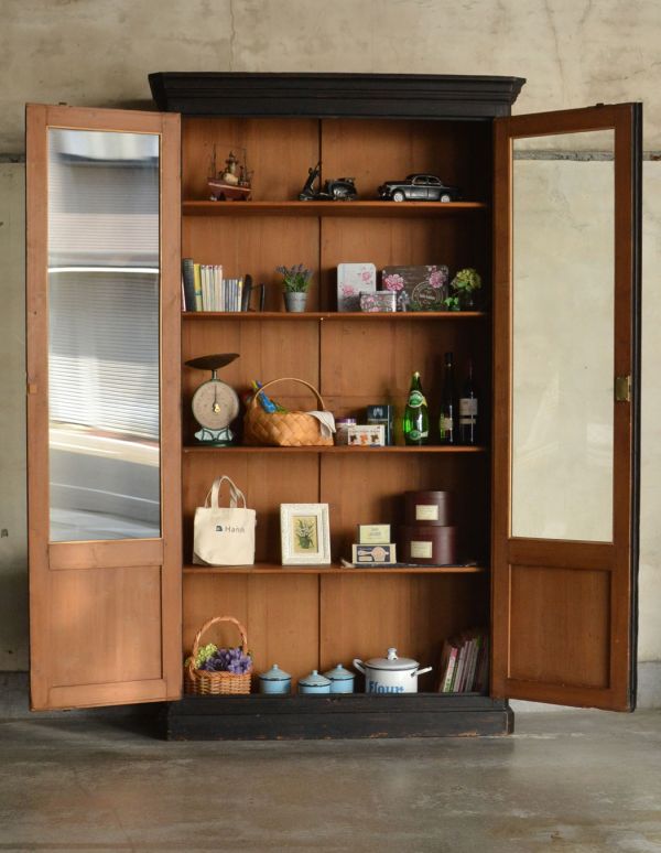 アンティークのキャビネット　アンティーク家具　アンティークのフレンチ収納家具、大きなガラスが入ったキャビネット。見た目の美しさはモチロン、たっぷり収納力もある優れたキャビネットです。(x-731-f)