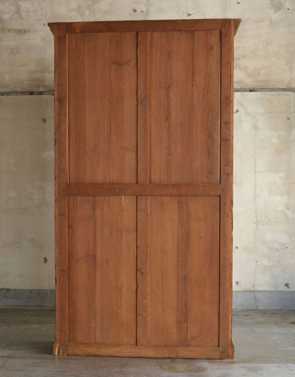 アンティークのキャビネット　アンティーク家具　アンティークのフレンチ収納家具、大きなガラスが入ったキャビネット。キチンとメンテナンスしてあるので、裏側もキレイです。(x-731-f)