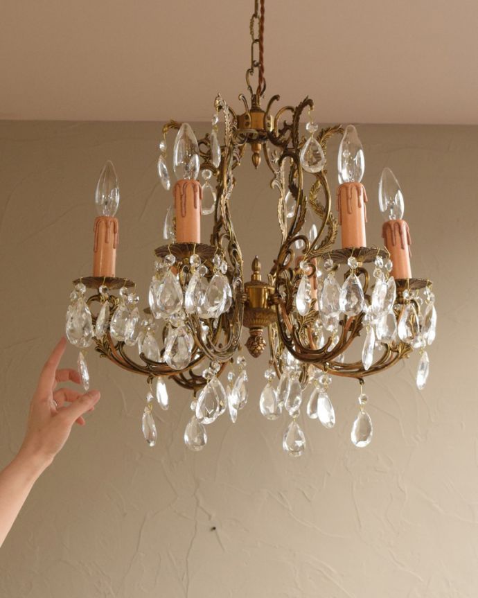 シャンデリア 照明・ライティング ゴージャスな真鍮製アンティークシャンデリア(E17シャンデリア球付)。直結シーリングタイプでお届けいたします。(x-731-z)