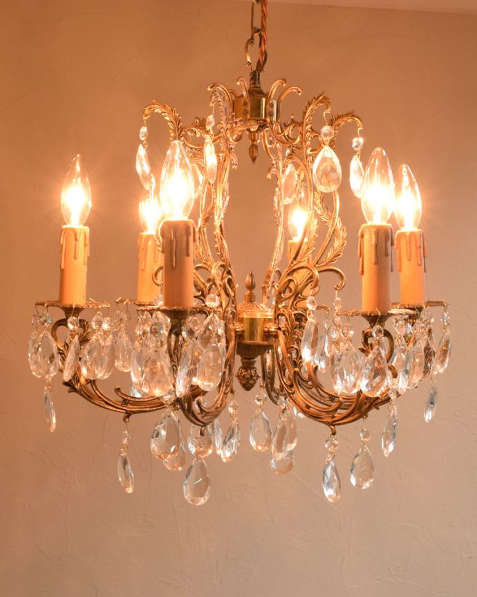 シャンデリア 照明・ライティング ゴージャスな真鍮製アンティークシャンデリア(E17シャンデリア球付)。灯りが灯るとさらにゴージャスな雰囲気になります。(x-731-z)