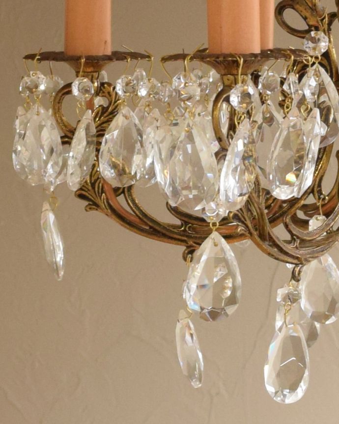 シャンデリア 照明・ライティング ゴージャスな真鍮製アンティークシャンデリア(E17シャンデリア球付)。カッティングビーズがキラキラ輝きます。(x-731-z)