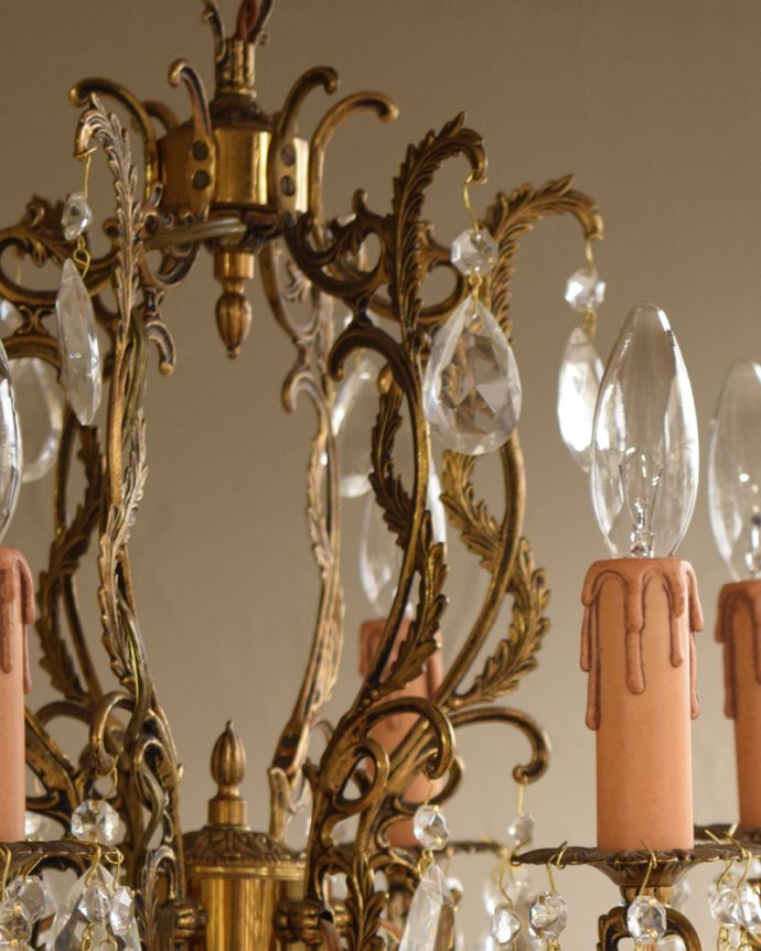 シャンデリア 照明・ライティング ゴージャスな真鍮製アンティークシャンデリア(E17シャンデリア球付)。植物の蔦をモチーフにした曲線がエレガントな印象です。(x-731-z)