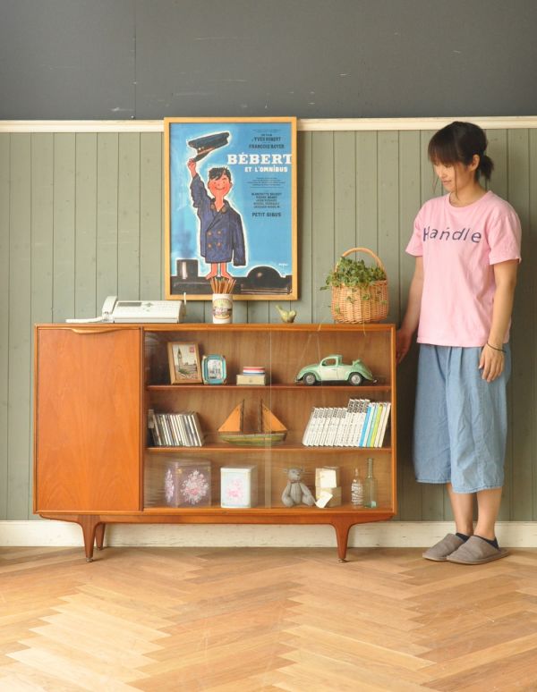 アンティークのキャビネット　アンティーク家具　イギリスのマッキントッシュ社、美しいヴィンテージキャビネット。リビングの電話台にもオススメです。(x-732-f)