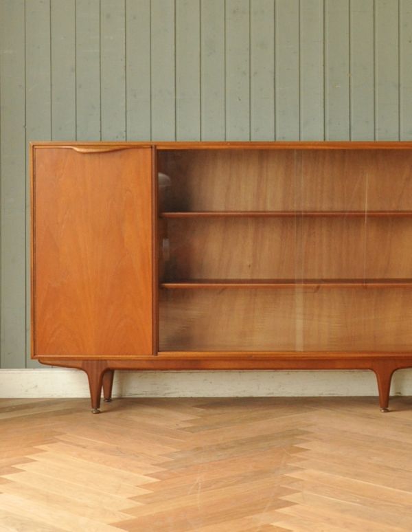 アンティークのキャビネット　アンティーク家具　イギリスのマッキントッシュ社、美しいヴィンテージキャビネット。北欧家具のお部屋にピッタリ！男女ともに人気のシンプルでスタイリッシュなインテリアです。(x-732-f)