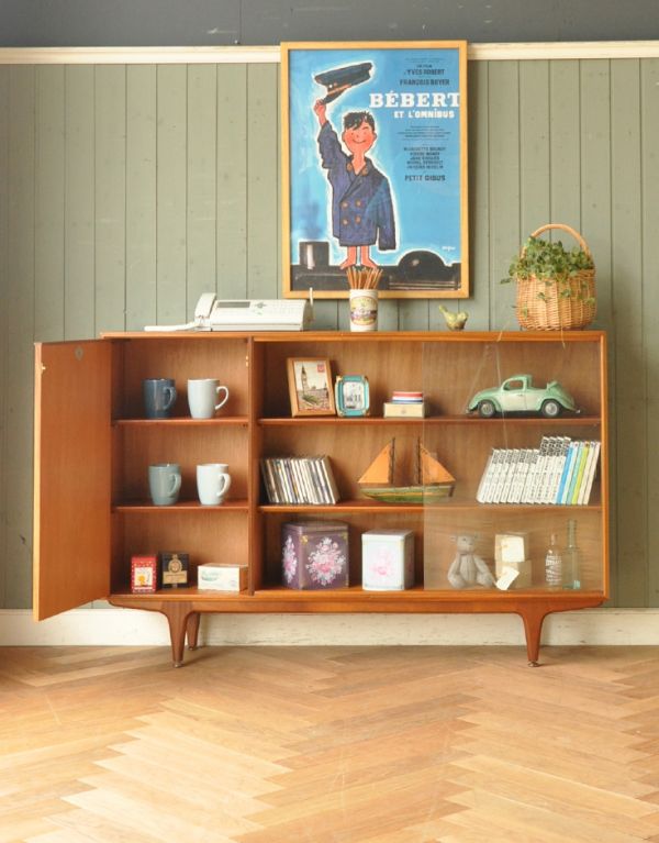 アンティークのキャビネット　アンティーク家具　イギリスのマッキントッシュ社、美しいヴィンテージキャビネット。棚板が付いているのできちんと整理整頓ができます。(x-732-f)