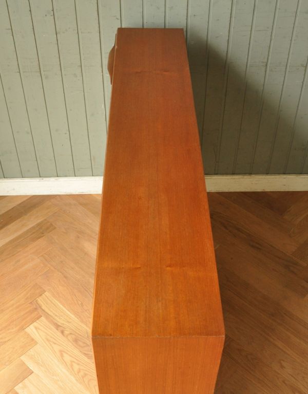 アンティークのキャビネット　アンティーク家具　イギリスのマッキントッシュ社、美しいヴィンテージキャビネット。天板もキレイに塗装を仕上げました。(x-732-f)