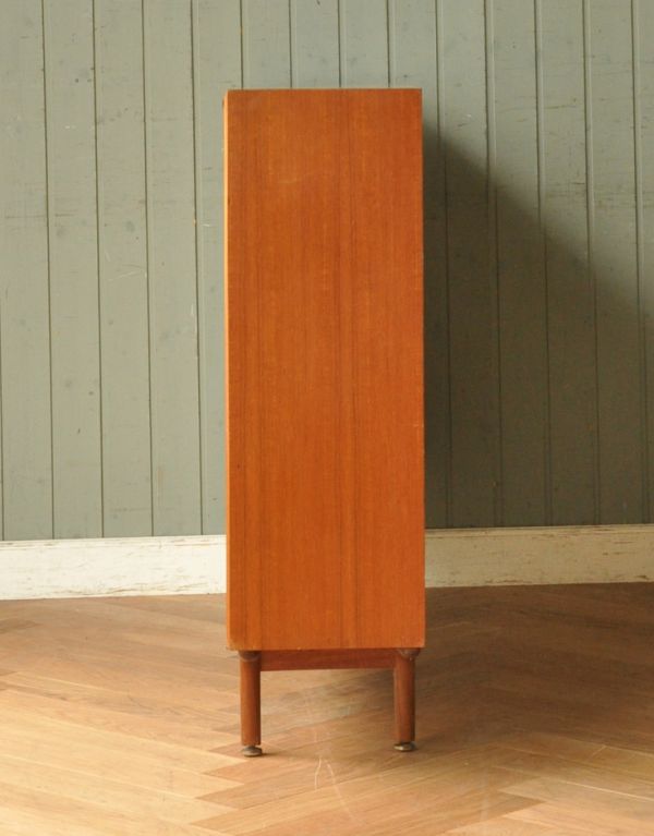 アンティークのキャビネット　アンティーク家具　イギリスのマッキントッシュ社、美しいヴィンテージキャビネット。サイドから見てもキレイな状態です。(x-732-f)